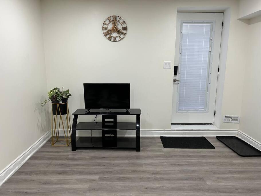 2 Bedroom Private Apartment With Private Entrance برامبتون المظهر الخارجي الصورة